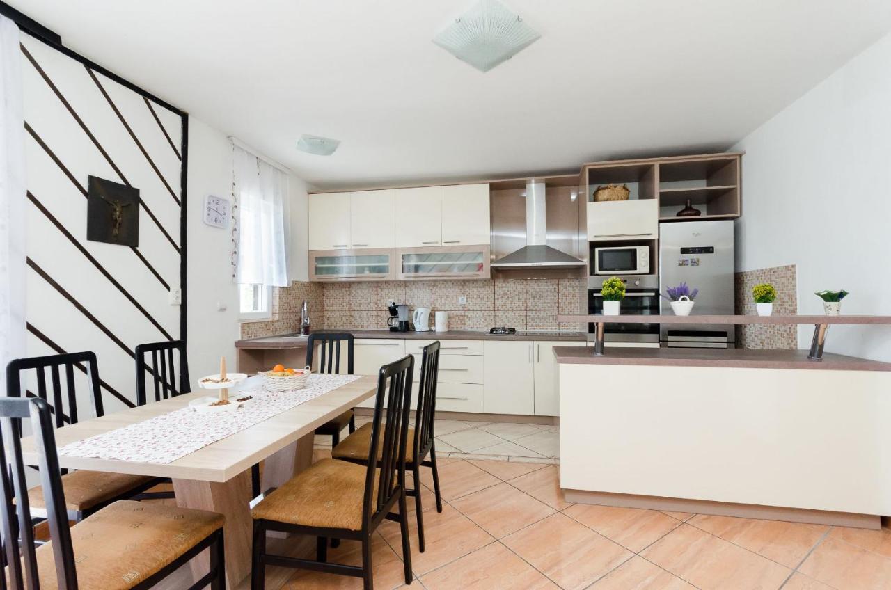Apartment Albina *